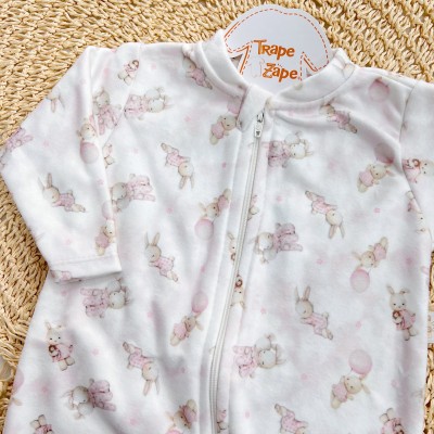 Macacão em Soft com Abertura em Zíper Coelhinhas Abraçadas - Off White e Rosa